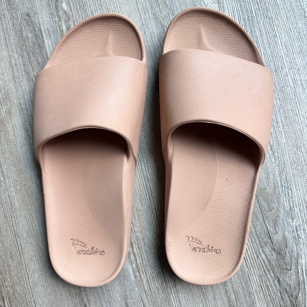 Archie’s slides size 8W or 7M